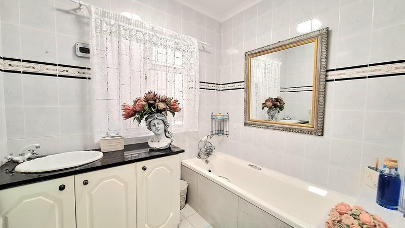 5 Bedroom Property for Sale in Reebok Western Cape